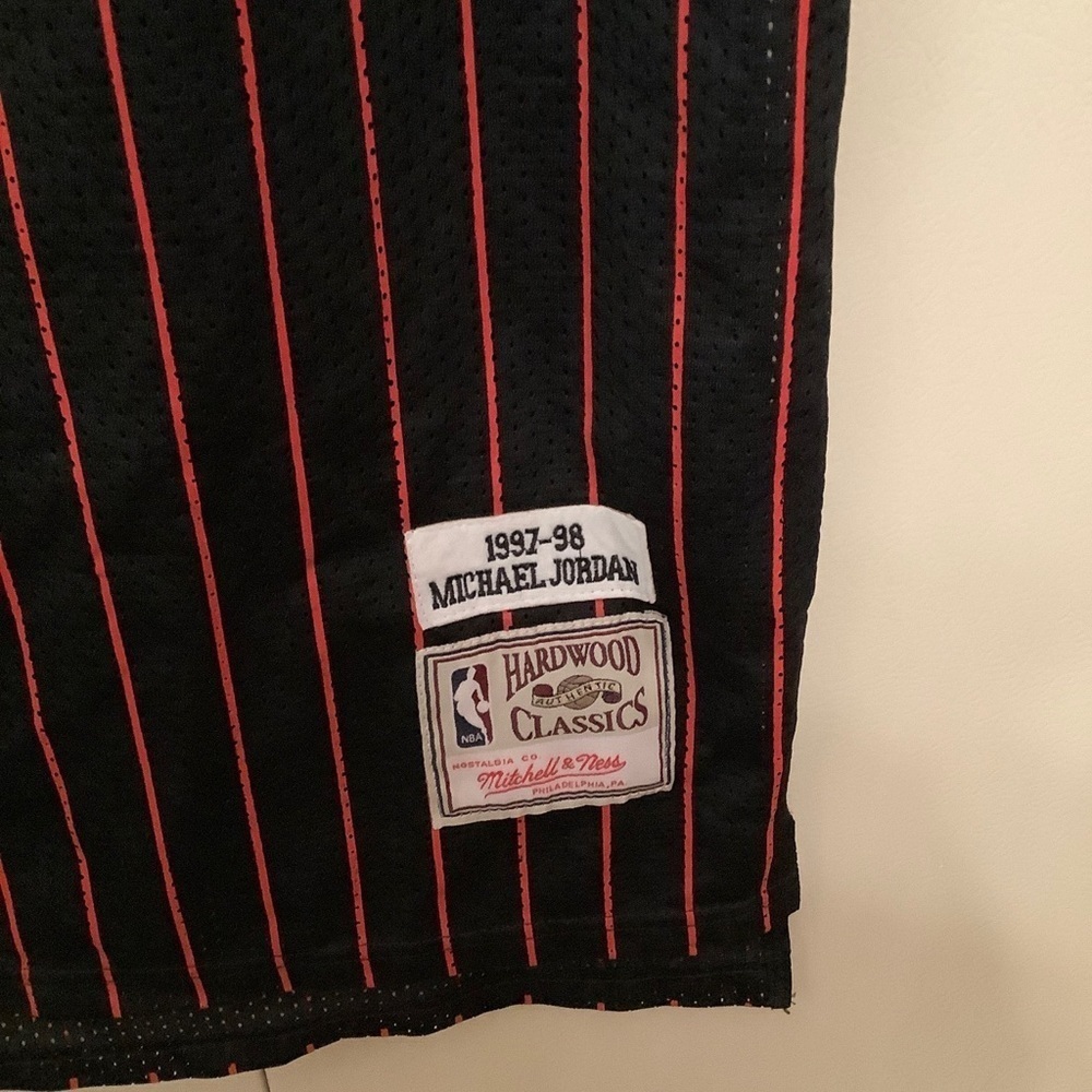 Michael Jordan Bulls 23 Mitchell & Ness Authentic Pinstripe Jersey 1997-…​​​ - Picture 8 of 11